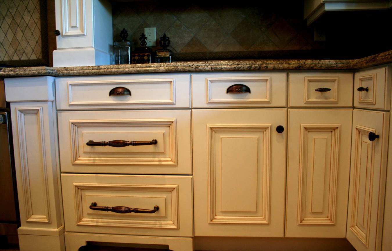 Kitchen cabinet knob placement