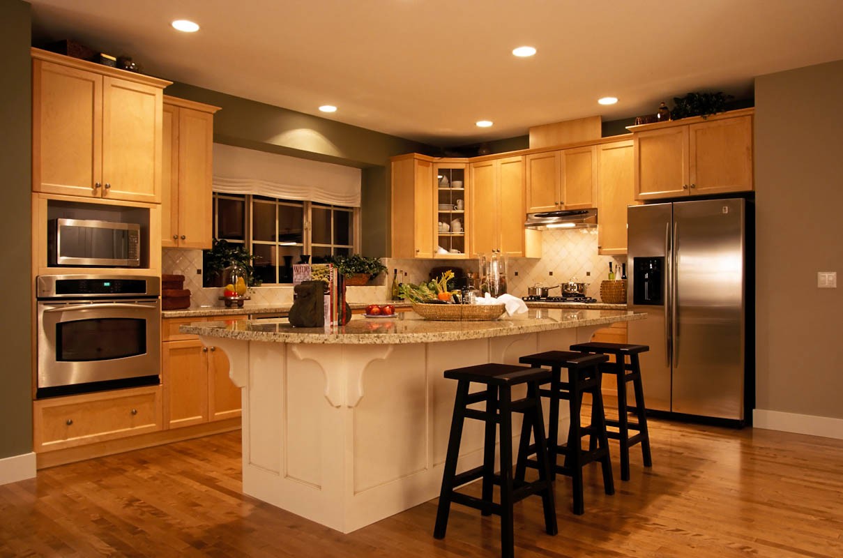 Two toned kitchen cabinets
